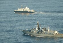 Υποθαλάσσιος “πόλεμος” στο Βόρειο Ατλαντικό – βρετανικά σκάφη διώχνουν ρωσικά υποβρύχια που παγίδευαν καλώδια